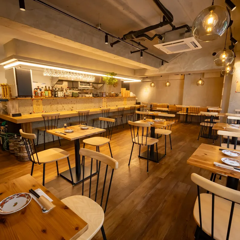酒場あらたの店内