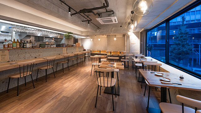 酒場あらたの店内