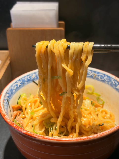 麺を持ち上げたところ